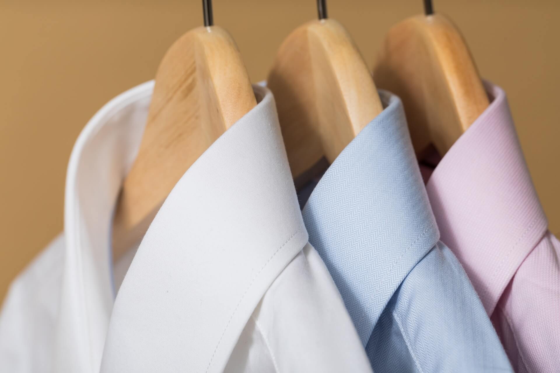 Jakie są najważniejsze typy koszul, które każdy powinien mieć w szafie?