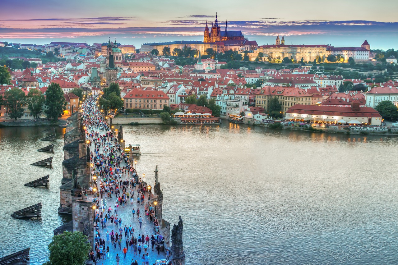Romantyczne miasto o nieodpartym uroku – czyli co warto zwiedzić w Pradze?